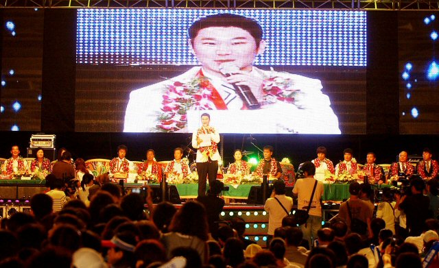 28일 강원도 춘천시 도청앞에서 베이징 올림픽에 출전한 도출신 선수들의 환영행사가 열려 사격 금메달 진종오 선수가 도민들에게 감사의 인사말을 하고 있다. 