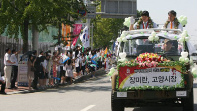 고양시는 28일 오후 일산서구 대화동 종합운동장 앞에서 2008 베이징올림픽 역도에서 금메달을 획득한 장미란 선수(고양시청)를 환영하는 카퍼레이드 행사를 벌였다. 사진은 장 선수와 강현석 고양시장이 함께 오픈카에 올라 시민들에게 손을 흔들어 보이고 있다. 