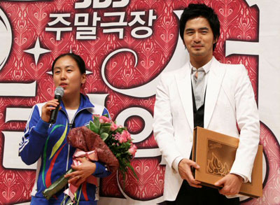 28일 오후 목동에서 베이징 올림픽 배드민턴 은메달리스트 이경원 선수가 탤런트 이진욱과의 만나고 있다. 