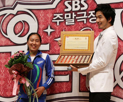 28일 오후 목동에서 베이징 올림픽 배드민턴 은메달리스트 이경원 선수가 탤런트 이진욱과의 만나고 있다. 