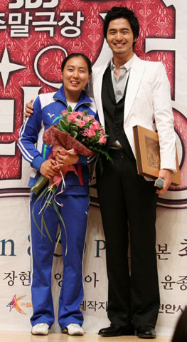28일 오후 목동에서 베이징 올림픽 배드민턴 은메달리스트 이경원 선수가 탤런트 이진욱과의 만나고 있다. 