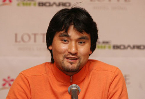 박찬호가 15일 오후 서울 중구 소공동 롯데호텔에서 열린 기자회견에서 올해 월드시리즈 우승팀 필라델피아와 1년간 최대 500만 달러에 계약했다고 밝히고 있다. 
 