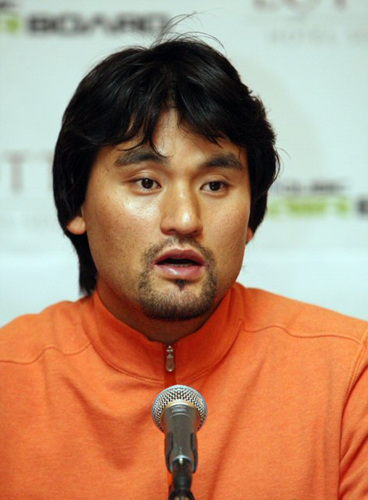박찬호가 15일 오후 서울 중구 소공동 롯데호텔에서 열린 기자회견에서 올해 월드시리즈 우승팀 필라델피아와 1년간 최대 500만 달러에 계약했다고 밝히고 있다. 