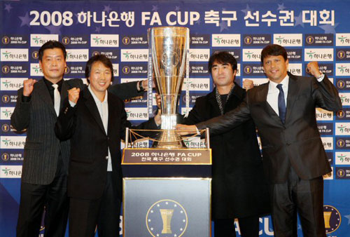 '아시아축구연맹(AFC) 챔피언스리그 출전권이 걸린 올해 마지막 대회인 '2008 하나은행 FA컵 전국축구선수권대회' 준결승전에 출전하는 고양 국민은행의 이우형 감독과 경남FC 조광래 감독, 대구FC 변병주 감독, 포항 스틸러스의 세르지오 파리아스 감독이 우승컵을 사이에 두고 '화이팅'을 외치며 기념촬영을 하고 있다. 