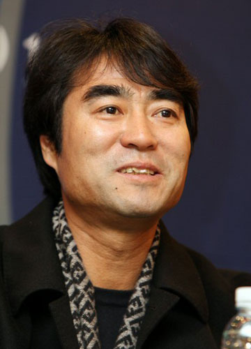 '아시아축구연맹(AFC) 챔피언스리그 출전권이 걸린 올해 마지막 대회인 '2008 하나은행 FA컵 전국축구선수권대회' 준결승전에 출전하는 대구FC의 변병주 감독이 기자들의 질문에 답하고 있다. 