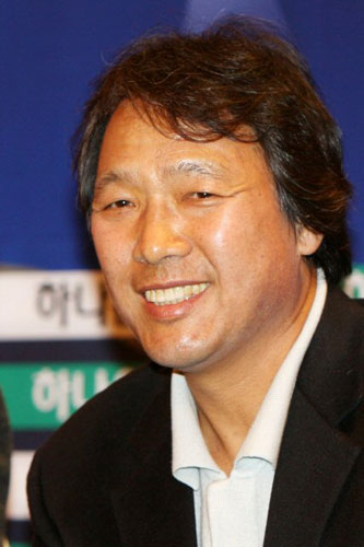 '아시아축구연맹(AFC) 챔피언스리그 출전권이 걸린 올해 마지막 대회인 '2008 하나은행 FA컵 전국축구선수권대회' 준결승전에 출전하는 경남FC 조광래 감독이 기자들의 질문에 답하고 있다. 