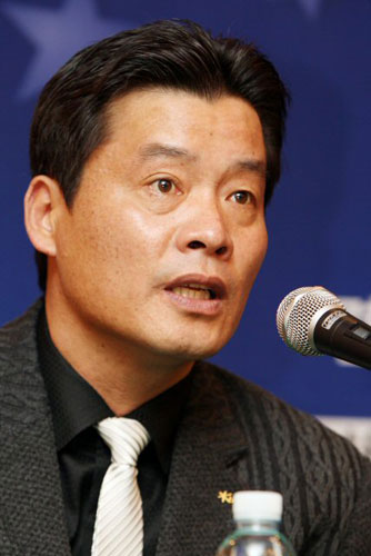 '아시아축구연맹(AFC) 챔피언스리그 출전권이 걸린 올해 마지막 대회인 '2008 하나은행 FA컵 전국축구선수권대회' 준결승전에 출전하는 고양 국민은행의 이우형 감독이 기자들의 질문에 답하고 있다. 