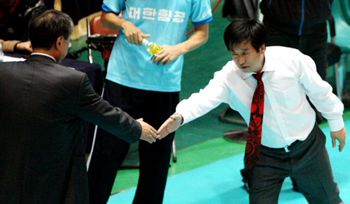 17일 인천 도원체육관에서 열린 남자 프로배구 경기에서 현대캐피탈이 대한항공을 세트스코어 3-1로 이긴뒤 현대캐피탈 김호철 감독(오른쪽)과 대한항공 진준택 감독이 악수를 하고 있다. 

현대캐피탈이 '외국인선수급 토종' 박철우(22득점)의 결정력높은 공력을 앞세워 파죽의 6연승으로 프로배구 남자부 선두를 탈환했다. 현대는 선두 대한항공과 2라운드 맞대결에서 세트스코어 3-1(25-23, 22-25, 25-20, 25-19)로 승리하며 1라운드 패배(1-3)를 그대로 설욕했다. 