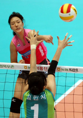 17일 인천 도원체육관에서 열린 여자 프로배구 GS칼텍스와 흥국생명의 경기. 흥국생명 황연주가 김민지의 블로킹을 피해 스파이크를 날리고 있다. 
