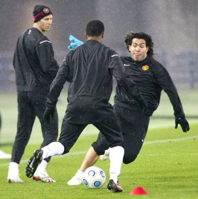 FIFA 클럽월드컵에 참가한 잉글랜드 프로축구 프리미어리그 맨체스터 유나이티드 카를로스 테베스가 17일 일본 요코하마에서 팀 훈련을 하고 있다. 