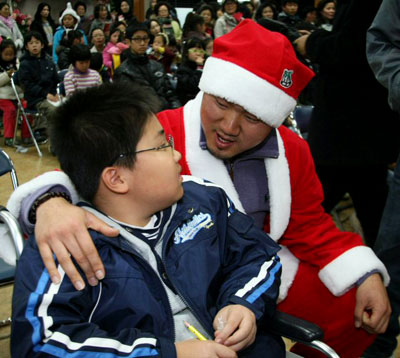 22일 롯데 자이언츠의 송승준 선수가 부산 서구청에서 열린 '아이사랑 소원들어주기' 행사에 참여했다. 송 선수가 행사에 나온 한 초등학생과 이야기하고 있다. 