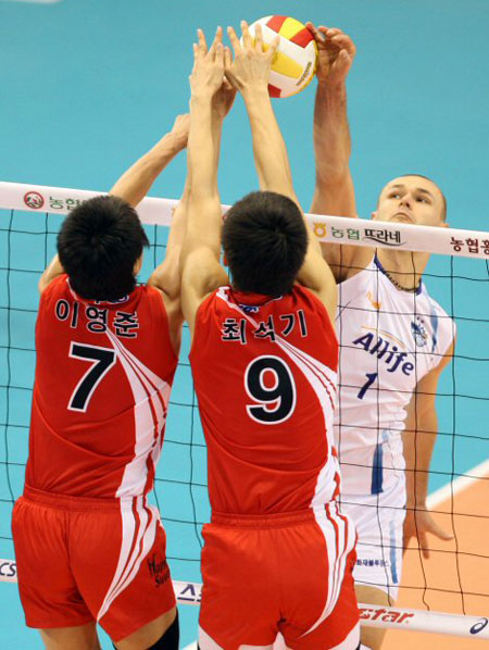  24일 대전 충무체육관에서 열린 2008-2009 프로배구 V-리그 삼성화재-KEPCO45 경기에서 삼성화재 안젤코가 KEPCO45 이영준(7번), 최석기(9번)와 네트 위에서 공을 다투고 있다. 