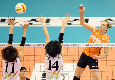 24일 대전 충무체육관에서 벌어진 2008-2009 프로배구 V-리그 여자부 KT&G-현대건설 경기에서 KT&G 마리안이 현대건설 한유미(11번), 양효진(14번)의 블로킹을 피해 스파이크를 날리고 있다. 