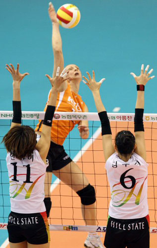 24일 대전 충무체육관에서 벌어진 2008-2009 프로배구 V-리그 여자부 KT&G-현대건설 경기에서 KT&G 마리안이 현대건설 한유미(11번), 김수지(6번)의 블로킹 위로 강타를 때리고 있다. 
