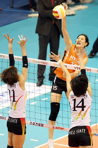 24일 대전 충무체육관에서 벌어진 2008-2009 프로배구 V-리그 여자부 KT&G-현대건설 경기에서 KT&G 김세영이 현대건설 한유미(11번), 양효진(14번)의 블로킹 위로 강스파이크를 날리고 있다. 