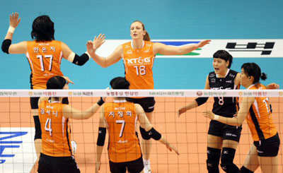 24일 대전 충무체육관에서 벌어진 2008-2009 프로배구 V-리그 여자부 KT&G-현대건설 경기에서 KT&G 선수들이 공격 성공 뒤 기쁨을 함께 하고 있다. 