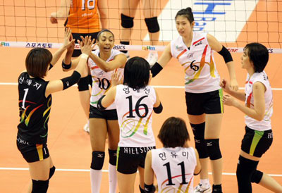 24일 대전 충무체육관에서 벌어진 2008-2009 프로배구 V-리그 여자부 현대건설-KT&G 경기에서 현대건설 아우리(왼쪽 두번째)가 공격 성공 뒤 동료들과 기쁨을 나누고 있다. 