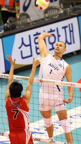 24일 대전 충무체육관에서 열린 2008-2009 프로배구 V-리그 삼성화재-KEPCO45 경기에서 삼성화재 안젤코가 KEPCO45 이영준(7번)의 블로킹 위로 강타를 날리고 있다. 