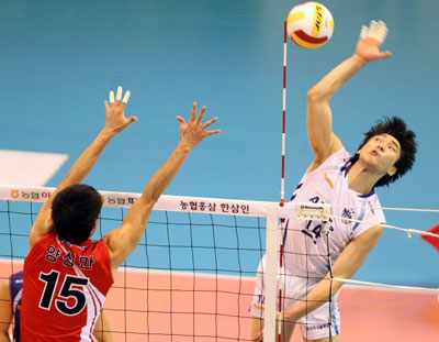 24일 대전 충무체육관에서 열린 2008-2009 프로배구 V-리그 삼성화재-KEPCO45 경기에서 삼성화재 석진욱이 KEPCO45 양성만(15번)의 블로킹을 피해 강타를 날리고 있다. 