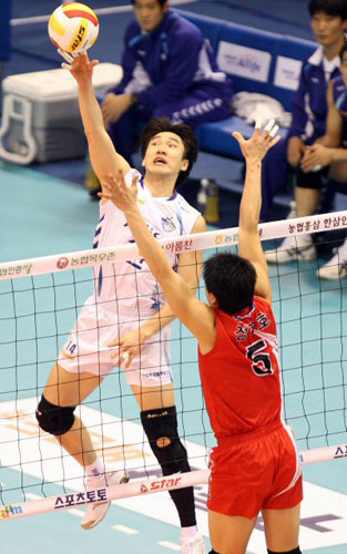 24일 대전 충무체육관에서 열린 2008-2009 프로배구 V-리그 삼성화재-KEPCO45 경기에서 삼성화재 석진욱이 KEPCO45 정평호(5번)의 블로킹 위로 공을 밀어넣고 있다. 