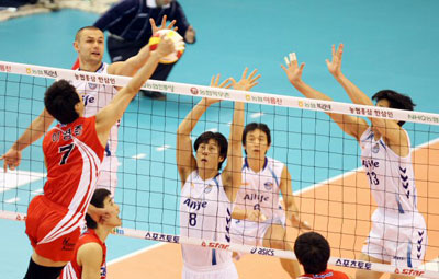 24일 대전 충무체육관에서 열린 2008-2009 프로배구 V-리그 삼성화재-KEPCO45 경기에서 KEPCO45 이영준(7번)이 삼성화재 안젤코(1번), 조승목(8번), 손재홍(13번)의 블로킹을 제치고 시간차 공격을 시도하고 있다. 