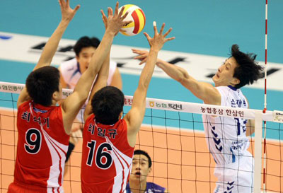 24일 대전 충무체육관에서 열린 2008-2009 프로배구 V-리그 삼성화재-KEPCO45 경기에서 삼성화재 손재홍이 KEPCO45 최석기(9번), 최일규(16번)의 블로킹 벽을 앞에 두고 밀어넣기를 시도하고 있다. 