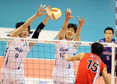  24일 대전 충무체육관에서 열린 2008-2009 프로배구 V-리그 삼성화재-KEPCO45 경기에서 삼성화재 신선호(9번), 손재홍(13번)이 KEPCO45 양성만(15번)의 스파이크 공격을 블로킹하고 있다. 