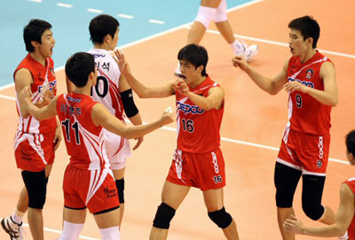 24일 대전 충무체육관에서 열린 2008-2009 프로배구 V-리그 삼성화재-KEPCO45 경기에서 KEPCO45 선수들이 공격 성공 뒤 기쁨을 나누고 있다. 