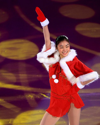  크리스마스인 25일 서울 목동 아이스링크에서 열린 'KB국민은행과 함께 하는 김연아의 Angels on Ice 2008'에서 김연아가 원더걸스 노바디 곡에 맞춰 오프닝 공연을 펼치고 있다. 