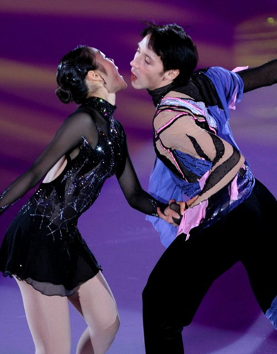  크리스마스인 25일 서울 목동 아이스링크에서 열린 'KB국민은행과 함께 하는 김연아의 Angels on Ice 2008'에서 김연아가 2008 세계선수권대회 동메달 리스트인 조니 위어와 함께 커플공연을 펼치고 있다. 