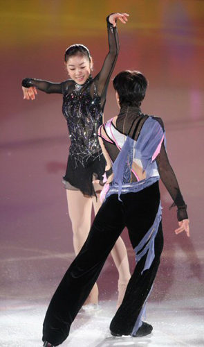   성탄절인 25일 오후 목동아이스링크에서 열린 'KB국민은행과 함께하는 김연아의 엔젤스 온 아이스 2008'에서 피겨퀸 김연아가 조니 위어(미국)와 열연하고 있다. 