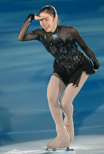   성탄절인 25일 오후 목동아이스링크에서 열린 'KB국민은행과 함께하는 김연아의 엔젤스 온 아이스 2008'에서 피겨퀸 김연아가 조니 위어(미국)와 열연하고 있다. 