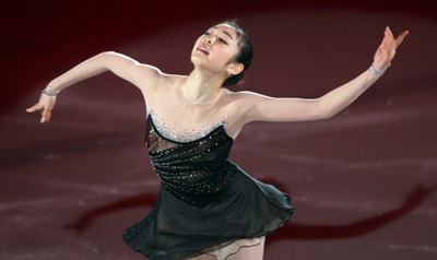   성탄절인 25일 오후 목동아이스링크에서 열린 'KB국민은행과 함께하는 김연아의 엔젤스 온 아이스 2008'에서 김연아가 아름다운 연기를 펼치고 있다. 