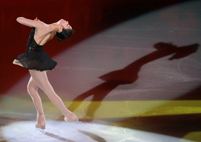   성탄절인 25일 오후 목동아이스링크에서 열린 'KB국민은행과 함께하는 김연아의 엔젤스 온 아이스 2008'에서 김연아가 아름다운 연기를 펼치고 있다. 