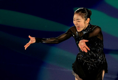   크리스마스인 25일 서울 목동 아이스링크에서 열린 'KB국민은행과 함께 하는 김연아의 Angels on Ice 2008'에서 김연아가 애교스런 동작으로 환상의 연기를 선보이고 있다. 