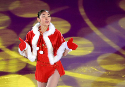  크리스마스인 25일 서울 목동 아이스링크에서 열린 'KB국민은행과 함께 하는 김연아의 Angels on Ice 2008'에서 김연아가 원더걸스 노바디 곡에 맞춰 오프닝 공연을 펼치고 있다. 