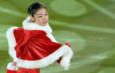  크리스마스인 25일 서울 목동 아이스링크에서 열린 'KB국민은행과 함께 하는 김연아의 Angels on Ice 2008'에서 김연아가 원더걸스 노바디 곡에 맞춰 오프닝 공연을 펼치고 있다. 