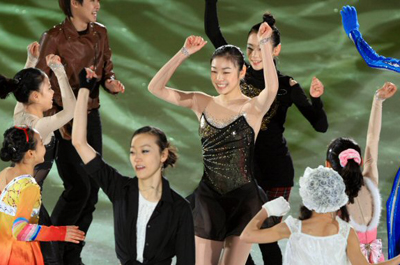   크리스마스인 25일 서울 목동 아이스링크에서 열린 'KB국민은행과 함께 하는 김연아의 Angels on Ice 2008'에서 김연아가 모든 공연을 마친 후 참가선수들과 함께 신나는 댄스를 선보이고 있다. 