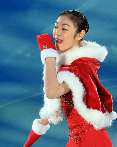   크리스마스인 25일 서울 목동 아이스링크에서 열린 'KB국민은행과 함께 하는 김연아의 Angels on Ice 2008'에서 김연아가 원더걸스 노바디 곡에 맞춰 오프닝 공연을 펼치고 있다. 