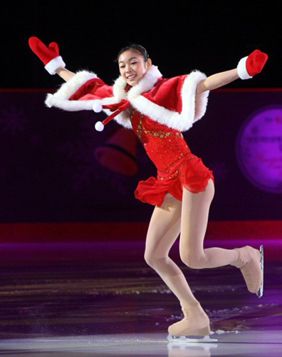  크리스마스인 25일 서울 목동 아이스링크에서 열린 'KB국민은행과 함께 하는 김연아의 Angels on Ice 2008'에서 김연아가 원더걸스 노바디 곡에 맞춰 오프닝 공연을 펼치고 있다. 
