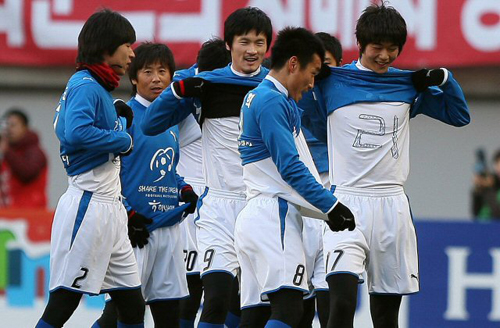  성탄절인 25일 서울 상암동 월드컵경기장에서 열린 '대한민국 축구올스타 자선축구경기' 사랑팀 대 희망팀 경기에서 서동현(사랑팀)이 골을 넣은 후 메리크리스마스 세리머니를 선보이고 있다. 