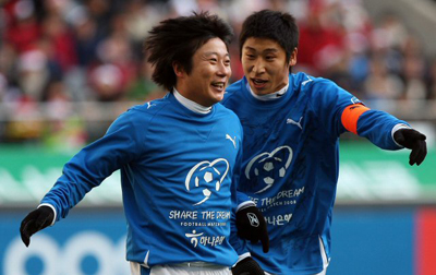 성탄절인 25일 서울 상암동 월드컵경기장에서 열린 '대한민국 축구올스타 자선축구경기' 사랑팀 대 희망팀 경기에서 개그맨 이수근(희망팀)이 골을 넣은후 기뻐하고 있다. 