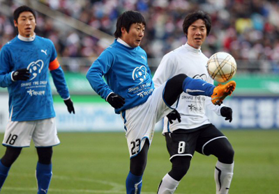  성탄절인 25일 서울 상암동 월드컵경기장에서 열린 '대한민국 축구올스타 자선축구경기' 사랑팀 대 희망팀 경기에서 개그맨 이수근(희망팀)이 드리블을 하고 있다. 