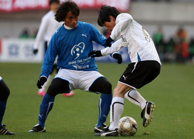 성탄절인 25일 서울 상암동 월드컵경기장에서 열린 '대한민국 축구올스타 자선축구경기' 사랑팀 대 희망팀 경기에서 가수 김C(사랑팀)가 현란한 드리블을 선보이고 있다 
