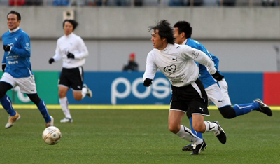  성탄절인 25일 서울 상암동 월드컵경기장에서 열린 대한민국 축구올스타 자선축구경기에서 홍명보가 드리블을 하고 있다. 