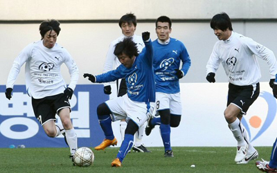   성탄절인 25일 서울월드컵경기장에서 열린 홍명보 장학재단 자선 축구대회에서 개그맨 이수근이 김C와 정조국의 수비를 피해 돌파를 시도하고 있다. 