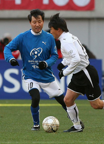   성탄절인 25일 서울 상암동 월드컵경기장에서 열린 대한민국 축구올스타 자선축구경기에서 선수로 나온 오세훈 서울시장이 경기를 하고 있다. 