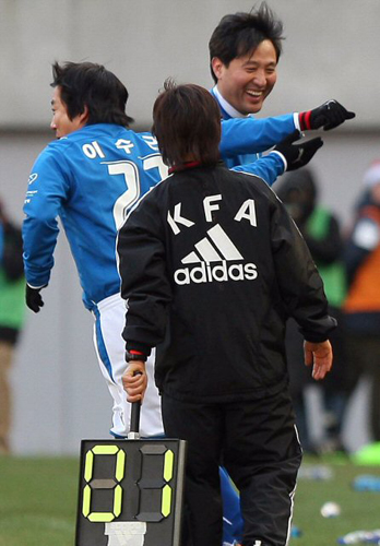   성탄절인 25일 서울 상암동 월드컵경기장에서 열린 대한민국 축구올스타 자선축구경기에서 오세훈 서울시장이 개그맨 이수근과 선수교체를 하고 있다. 