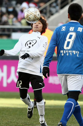   성탄절인 25일 서울월드컵경기장에서 열린 홍명보 장학재단 자선 축구대회에서 지소연이 볼다툼을 벌이고 있다. 지소연은 한국 여자축구 최연소 A매치 데뷔 기록을 갖고 있다. 