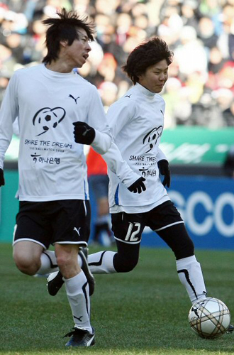  성탄절인 25일 서울월드컵경기장에서 열린 홍명보 장학재단 자선 축구대회에서 지소연이 돌파를 시도하고 있다. 지소연은 한국 여자축구 최연소 A매치 데뷔 기록을 갖고 있다. 